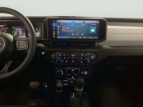 Used 2024 Jeep Wrangler Unlimited image 21