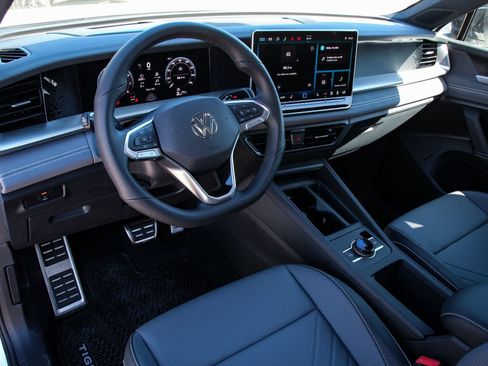 New 2026 Volkswagen Tiguan SE R-Line FWD image 9