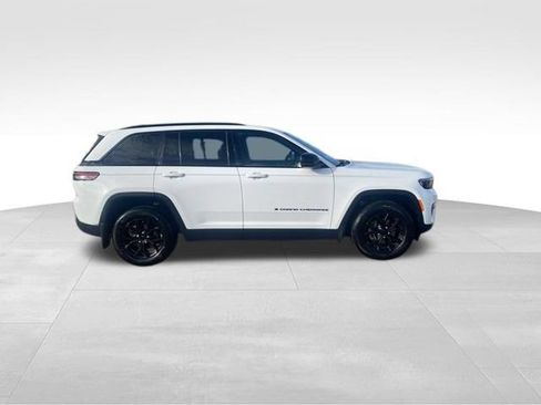 Used 2024 Jeep Grand Cherokee Altitude AWD/4WD image 3