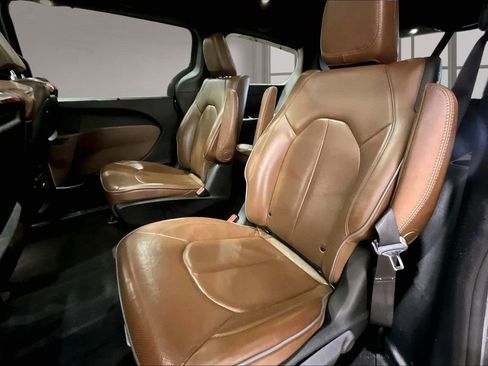 Used 2021 Chrysler Pacifica Limited w/ Uconnect Theater Family Group FWD image 22