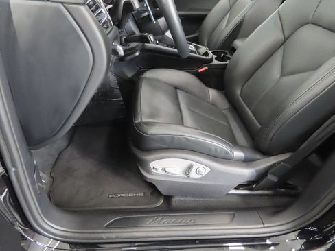 Certified 2026 Porsche Macan AWD/4WD image 40