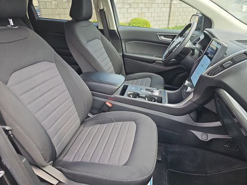 Used 2024 Ford Edge SE w/ Black Appearance Package image 9