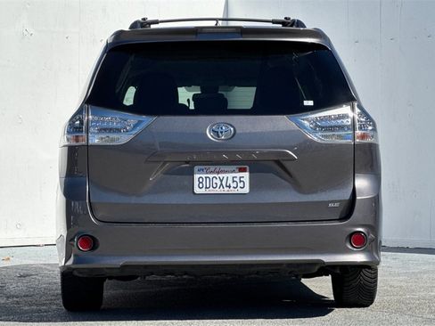 Used 2018 Toyota Sienna SE image 5