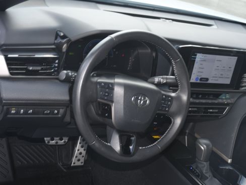 Used 2025 Toyota Camry SE FWD image 8