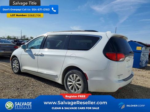 Used 2017 Chrysler Pacifica Touring-L FWD image 3
