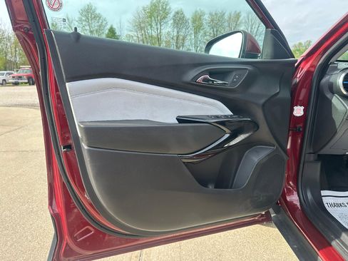 Used 2025 Chevrolet Trax LT w/ LT Convenience Package image 11