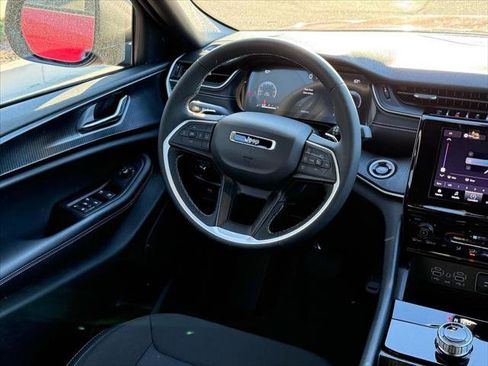 Certified 2025 Jeep Grand Cherokee Laredo image 10