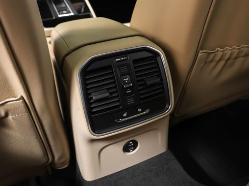 Certified 2023 Porsche Macan AWD/4WD image 38