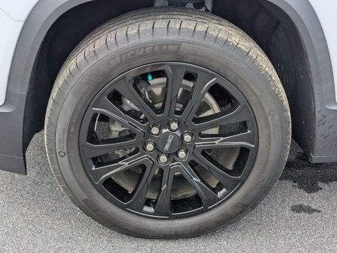 Used 2023 GMC Acadia SLE w/ Driver Convenience Package FWD image 13