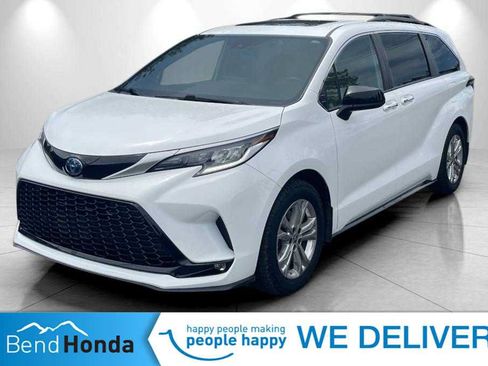 Used 2023 Toyota Sienna XSE w/ XSE Plus Package AWD/4WD image 1