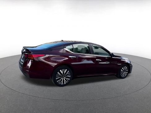 Used 2025 Nissan Altima 2.5 SV FWD image 10
