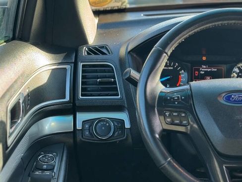 Used 2017 Ford Explorer XLT image 15