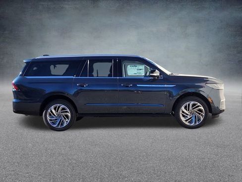 New 2025 Lincoln Navigator L Reserve image 8