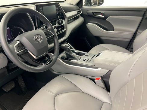Used 2021 Toyota Highlander XLE AWD/4WD image 16