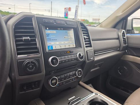 Used 2018 Ford Expedition XLT w/ Equipment Group 202A AWD/4WD image 27