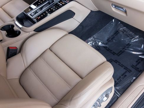 Certified 2023 Porsche Macan AWD/4WD image 63