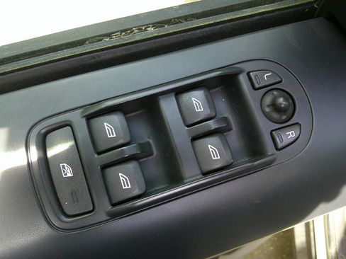 Used 2013 Land Rover LR2 image 19