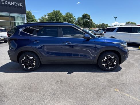 Used 2024 Kia Seltos EX AWD/4WD image 2