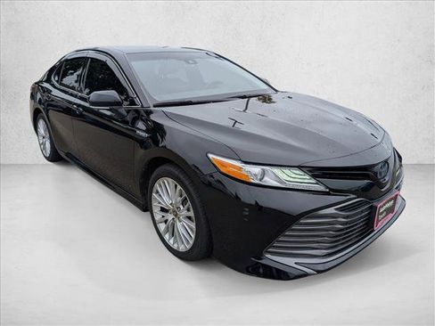 Used 2020 Toyota Camry XLE FWD image 3