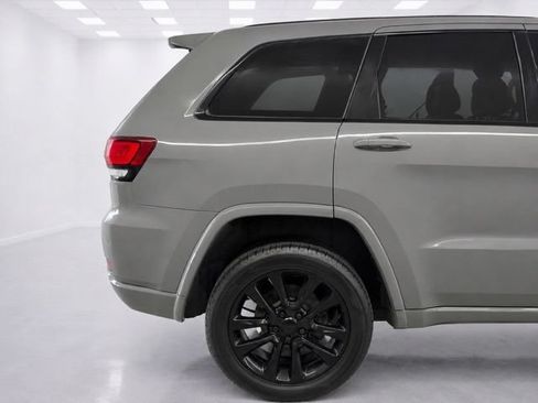 Used 2019 Jeep Grand Cherokee Altitude AWD/4WD image 5