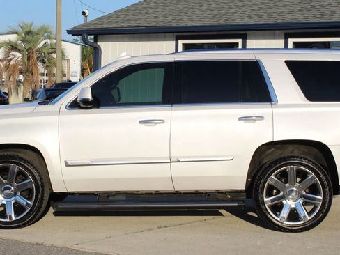 Used 2019 Cadillac Escalade Premium Luxury RWD image 2