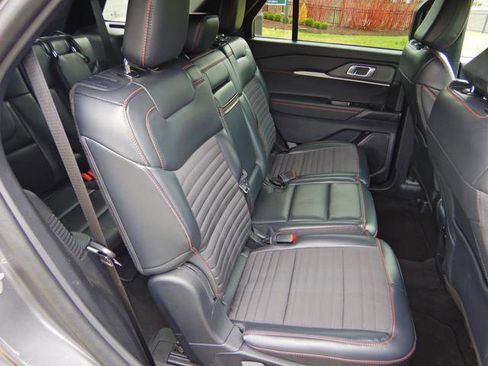 Used 2025 Ford Explorer ST-Line w/ ST-Line Street Pack image 17