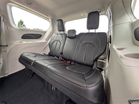 Used 2024 Chrysler Pacifica Touring-L image 16
