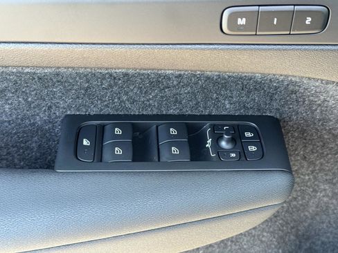 Used 2024 Volvo XC40 B5 Core image 16