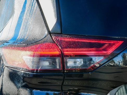 Used 2023 Nissan Rogue SV image 9