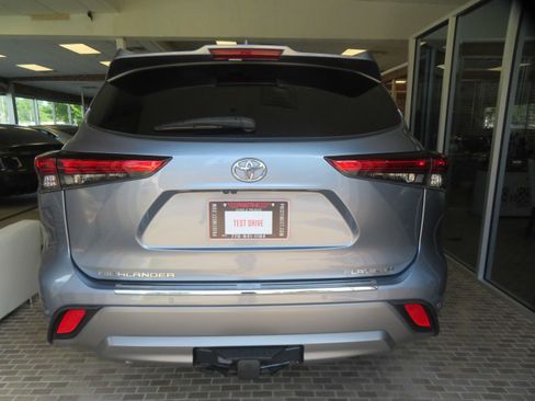 Used 2021 Toyota Highlander Platinum FWD image 81