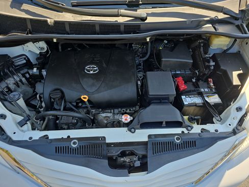 Used 2017 Toyota Sienna LE image 32