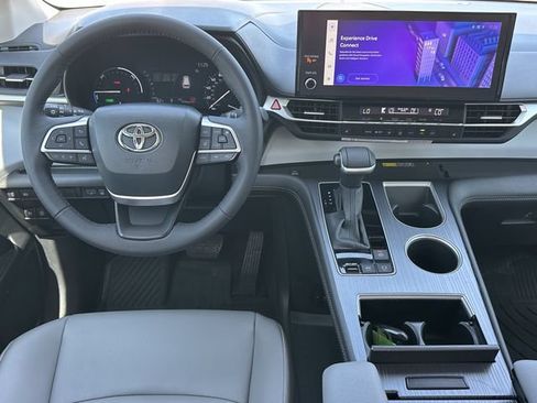 Used 2026 Toyota Sienna XLE FWD image 11