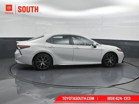 Used 2024 Toyota Camry SE FWD image 3