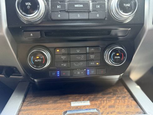 Used 2017 Ford F150 Platinum w/ Equipment Group 701A Luxury AWD/4WD image 24