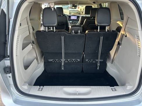 Used 2024 Chrysler Pacifica Touring-L image 38