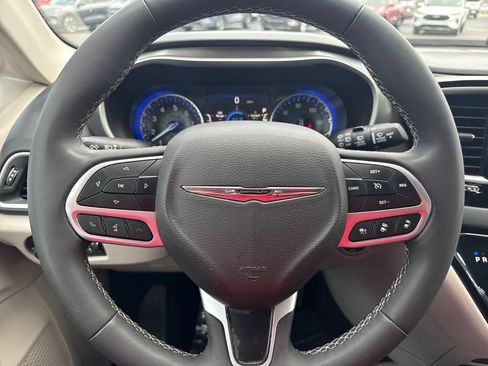Used 2024 Chrysler Pacifica Touring-L FWD image 10