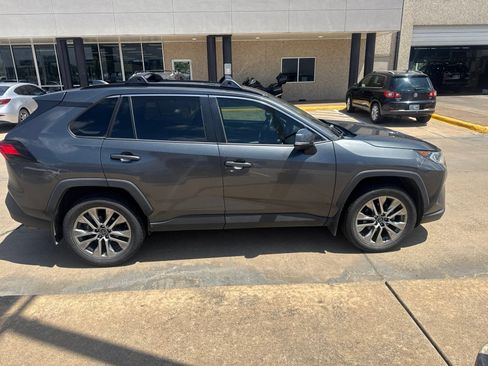 Used 2020 Toyota RAV4 XLE Premium FWD image 8