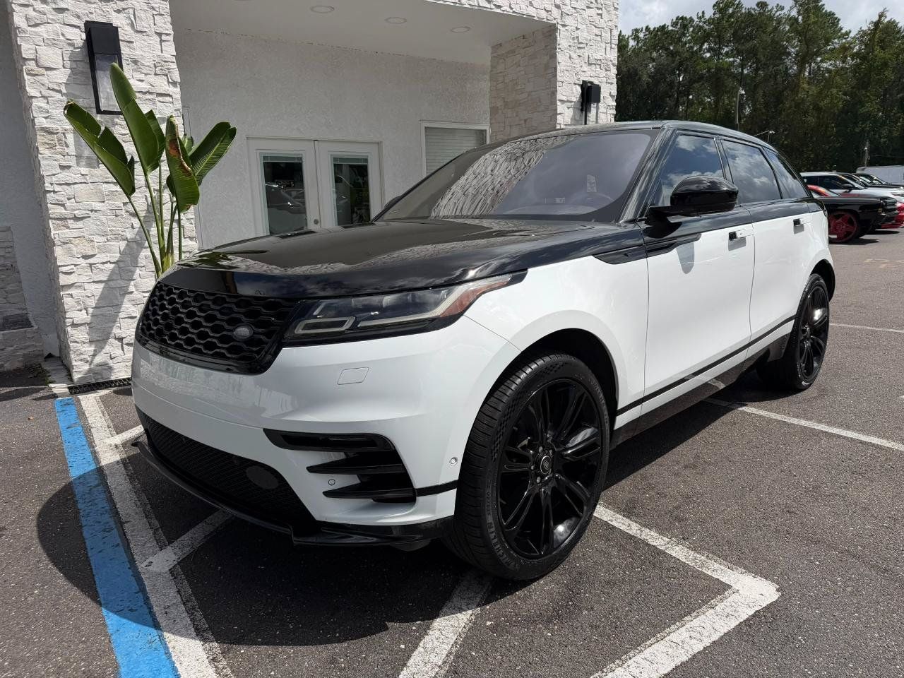 Used 2018 Land Rover Range Rover Velar R-Dynamic SE AWD/4WD image 3