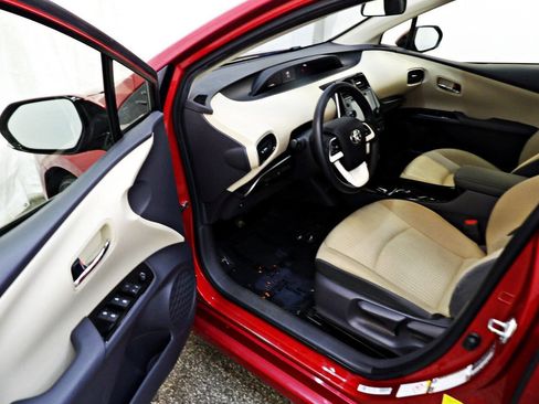 Used 2017 Toyota Prius Three w/ Carpet Mat Package FWD image 9