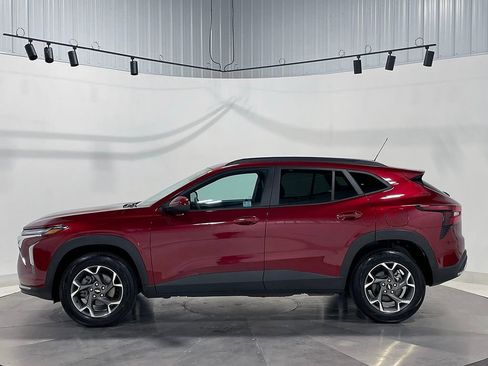 Used 2025 Chevrolet Trax LT FWD image 14