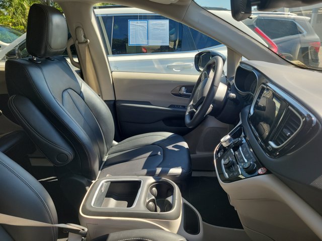 Used 2024 Chrysler Pacifica Touring-L FWD image 2