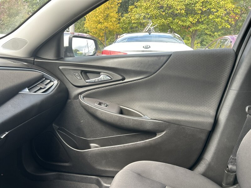 Used 2018 Chevrolet Malibu LT FWD image 12