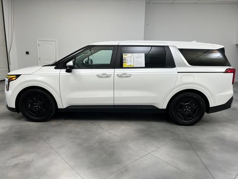 Used 2025 Kia Carnival FWD image 5