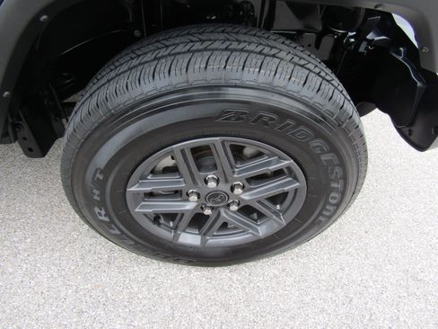 Used 2024 Jeep Gladiator Sport AWD/4WD image 12