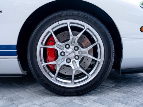Used 2005 Ford GT RWD image 13