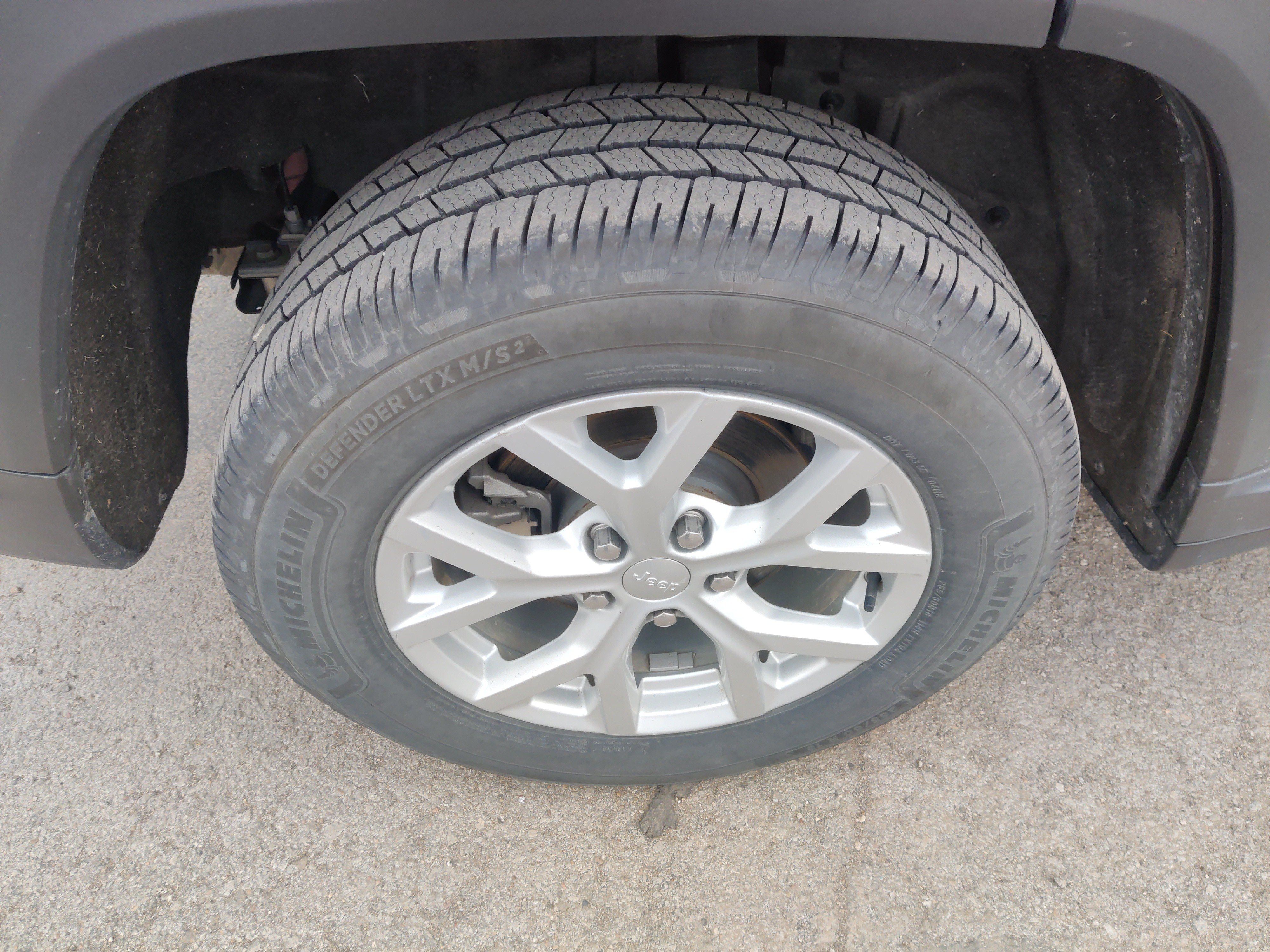 Used 2023 Jeep Grand Cherokee Limited AWD/4WD image 15