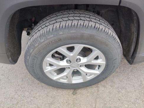 Used 2023 Jeep Grand Cherokee Limited image 15