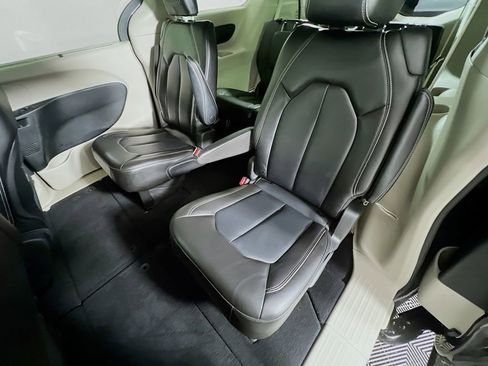 Used 2023 Chrysler Pacifica Touring-L FWD image 21