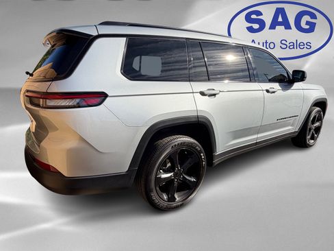 Used 2023 Jeep Grand Cherokee L Laredo image 3