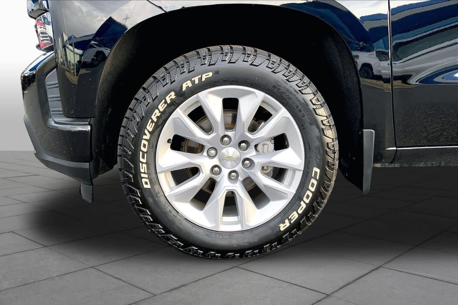 Used 2022 Chevrolet Silverado 1500 Custom w/ LPO, Dark Essentials Package RWD image 10